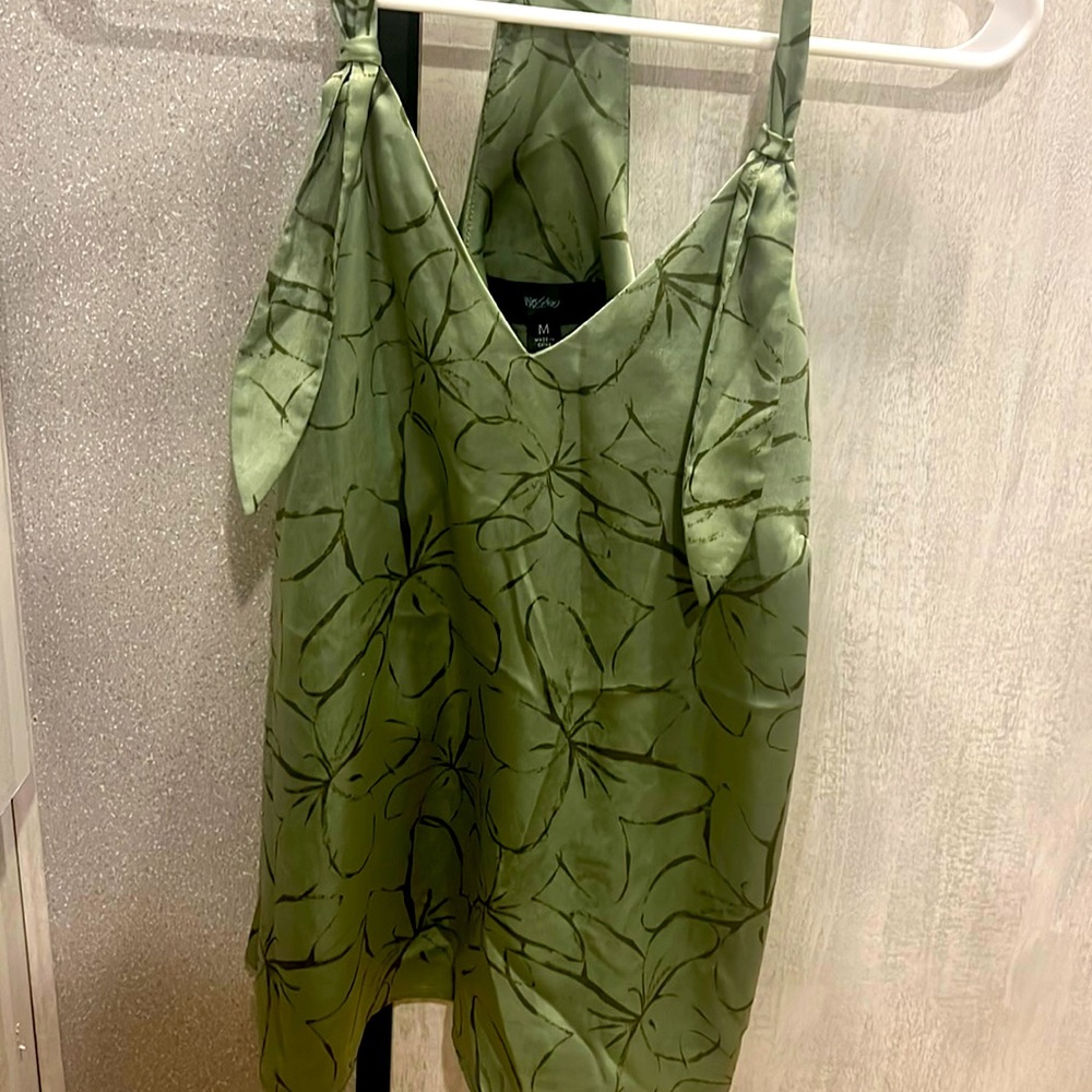 Silky Green top with Floral patterns 💚💚 Size Medium 💚💚